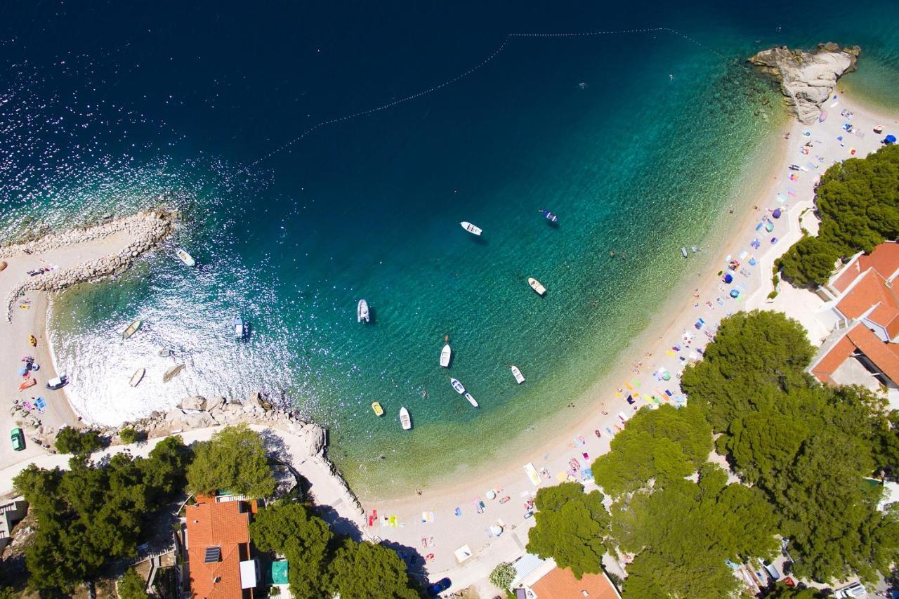Apartments By The Sea Brela, Makarska - 11821 エクステリア 写真