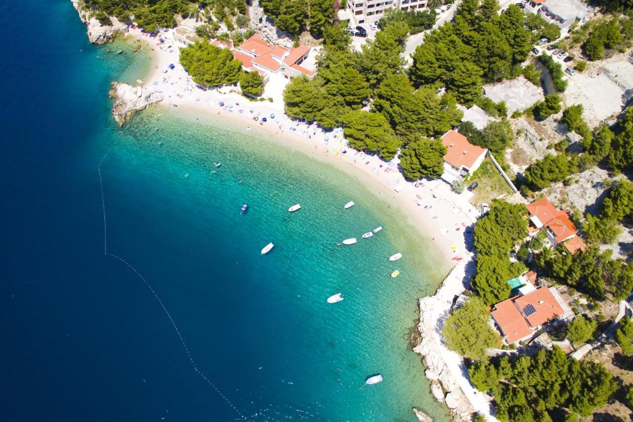 Apartments By The Sea Brela, Makarska - 11821 エクステリア 写真