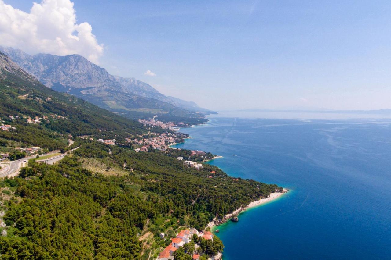 Apartments By The Sea Brela, Makarska - 11821 エクステリア 写真