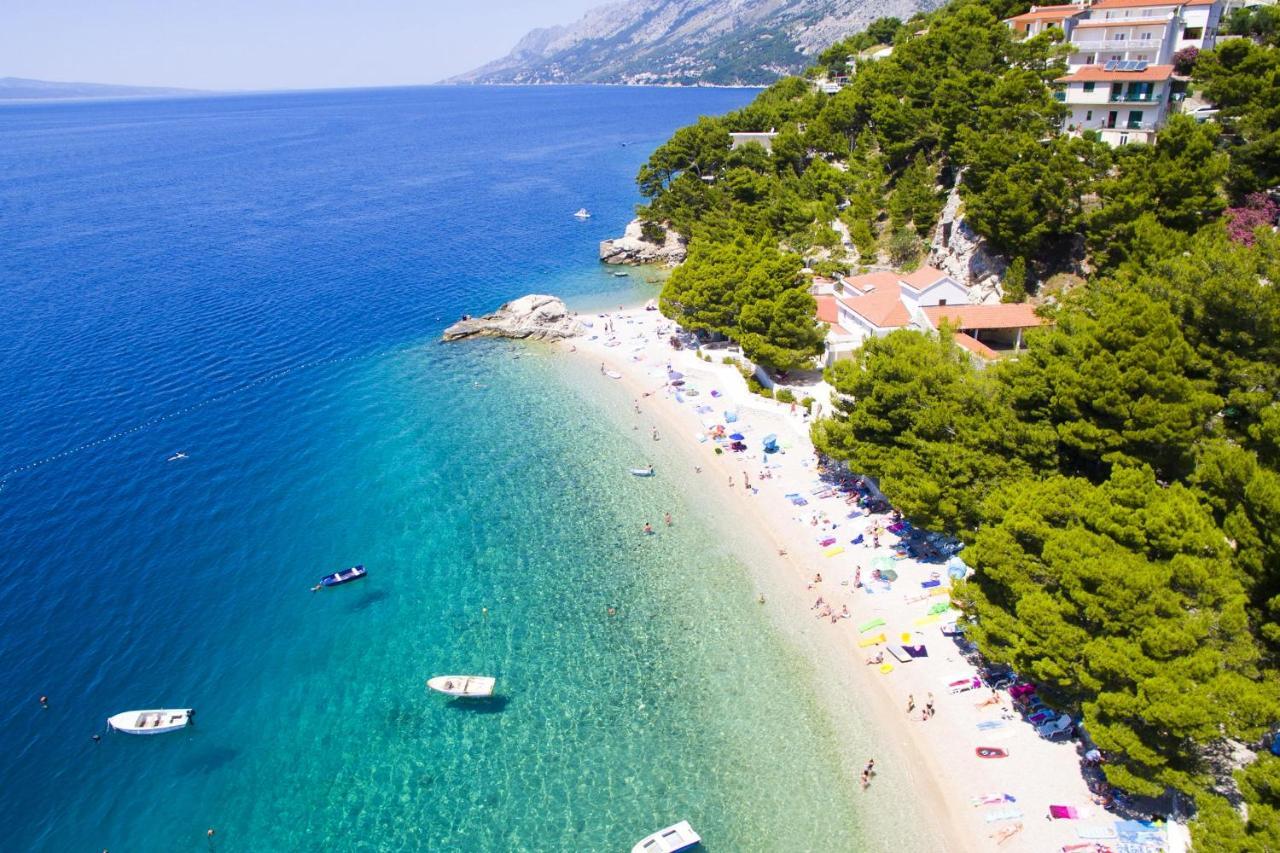 Apartments By The Sea Brela, Makarska - 11821 エクステリア 写真