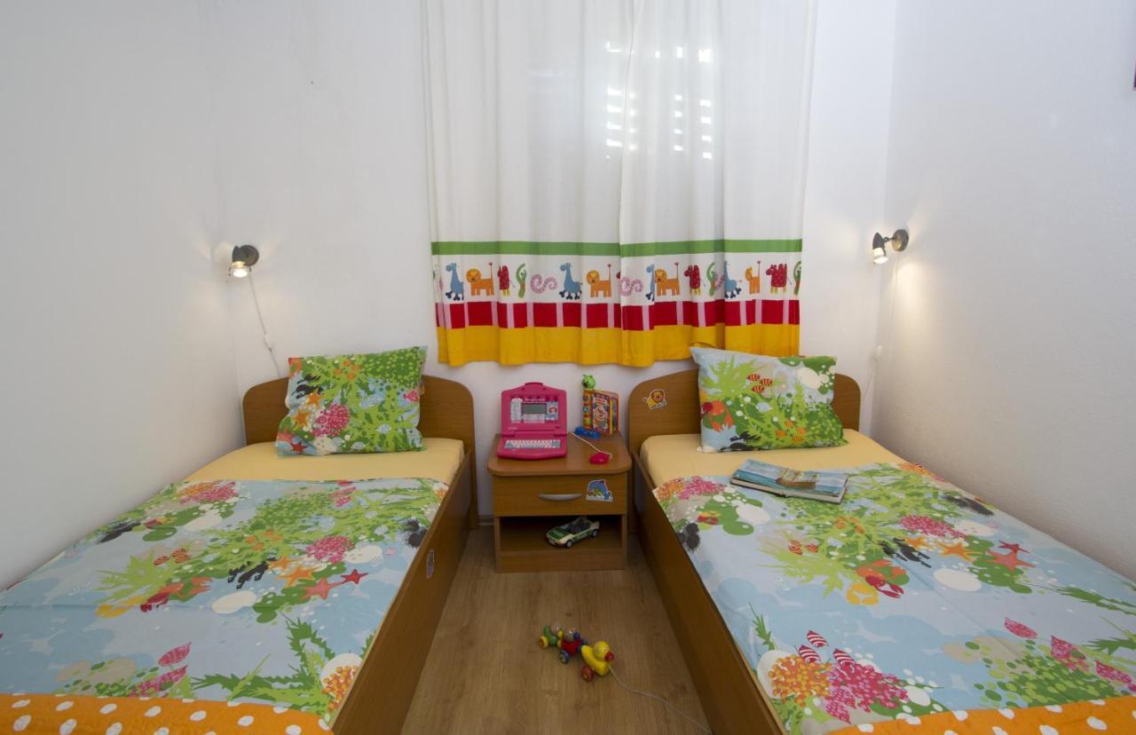 Apartments By The Sea Brela, Makarska - 11821 エクステリア 写真